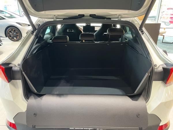 Kofferraumschutz für Seat Cupra Formentor mit hohem Boden. Kratzfest, wasserdicht, unverwüstlich nicht nur für den Hund